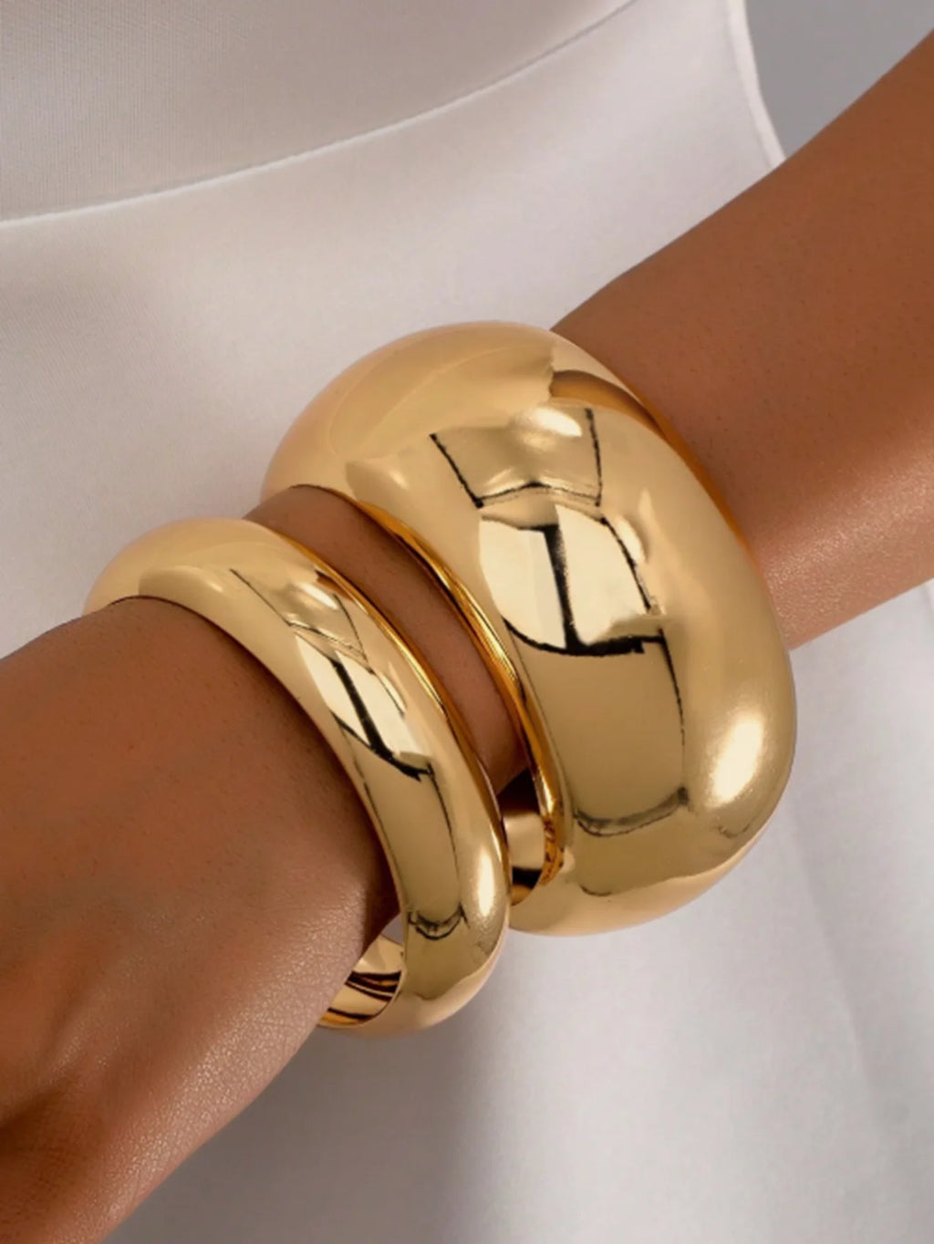 2 Pieces of Women's European and American Style Exaggerated Wide Metal Bracelets, Gold and Silver Two-Tone Shiny Open Bracelets, Versatile and High-End Accessories for a Trendy Look