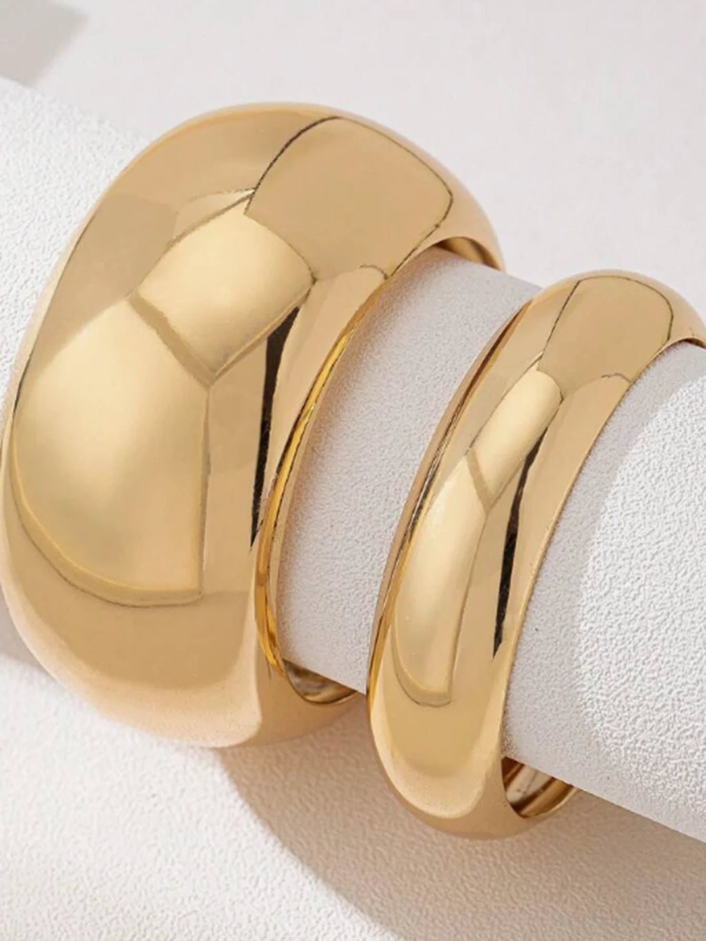 2 Pieces of Women's European and American Style Exaggerated Wide Metal Bracelets, Gold and Silver Two-Tone Shiny Open Bracelets, Versatile and High-End Accessories for a Trendy Look