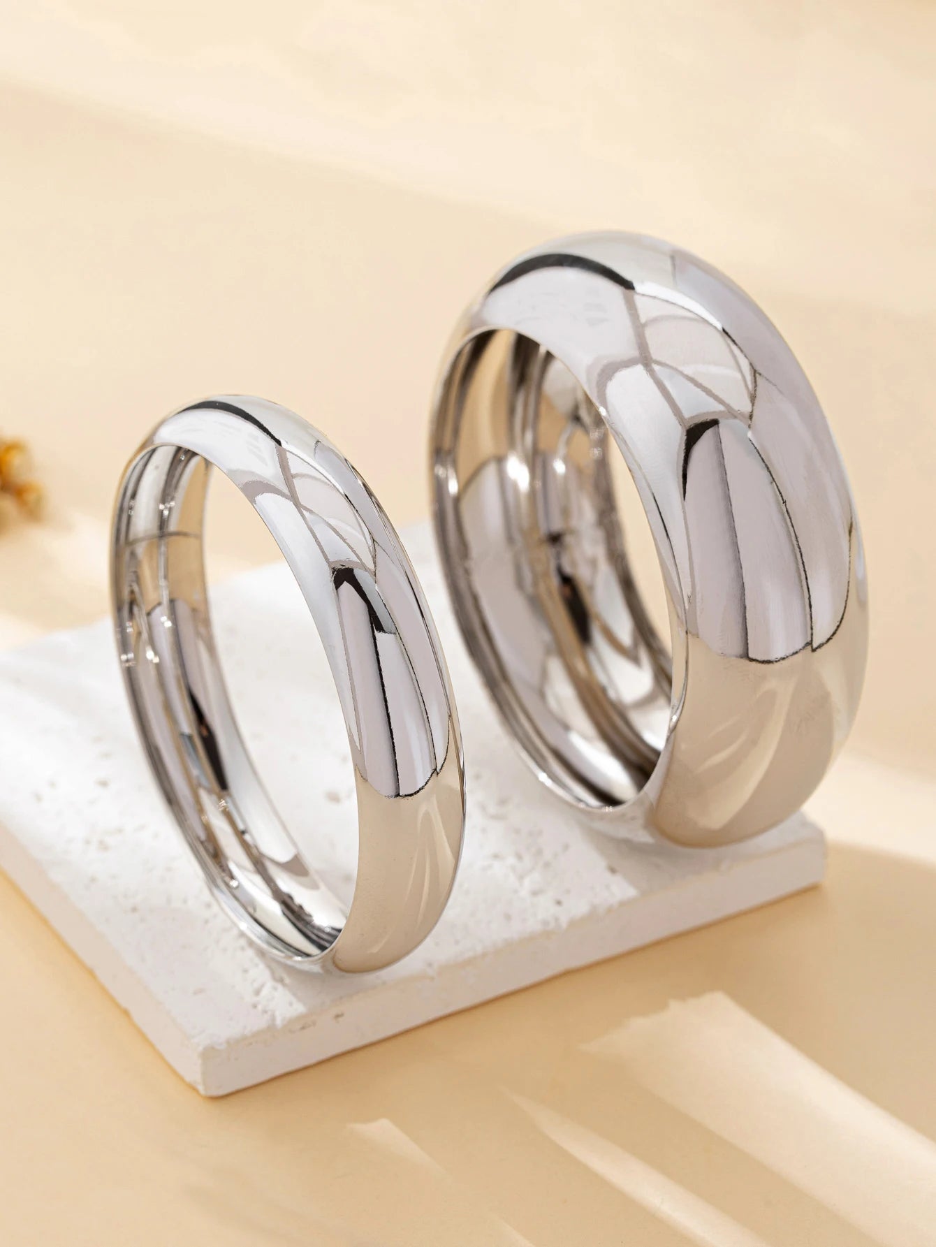 2 Pieces of Women's European and American Style Exaggerated Wide Metal Bracelets, Gold and Silver Two-Tone Shiny Open Bracelets, Versatile and High-End Accessories for a Trendy Look