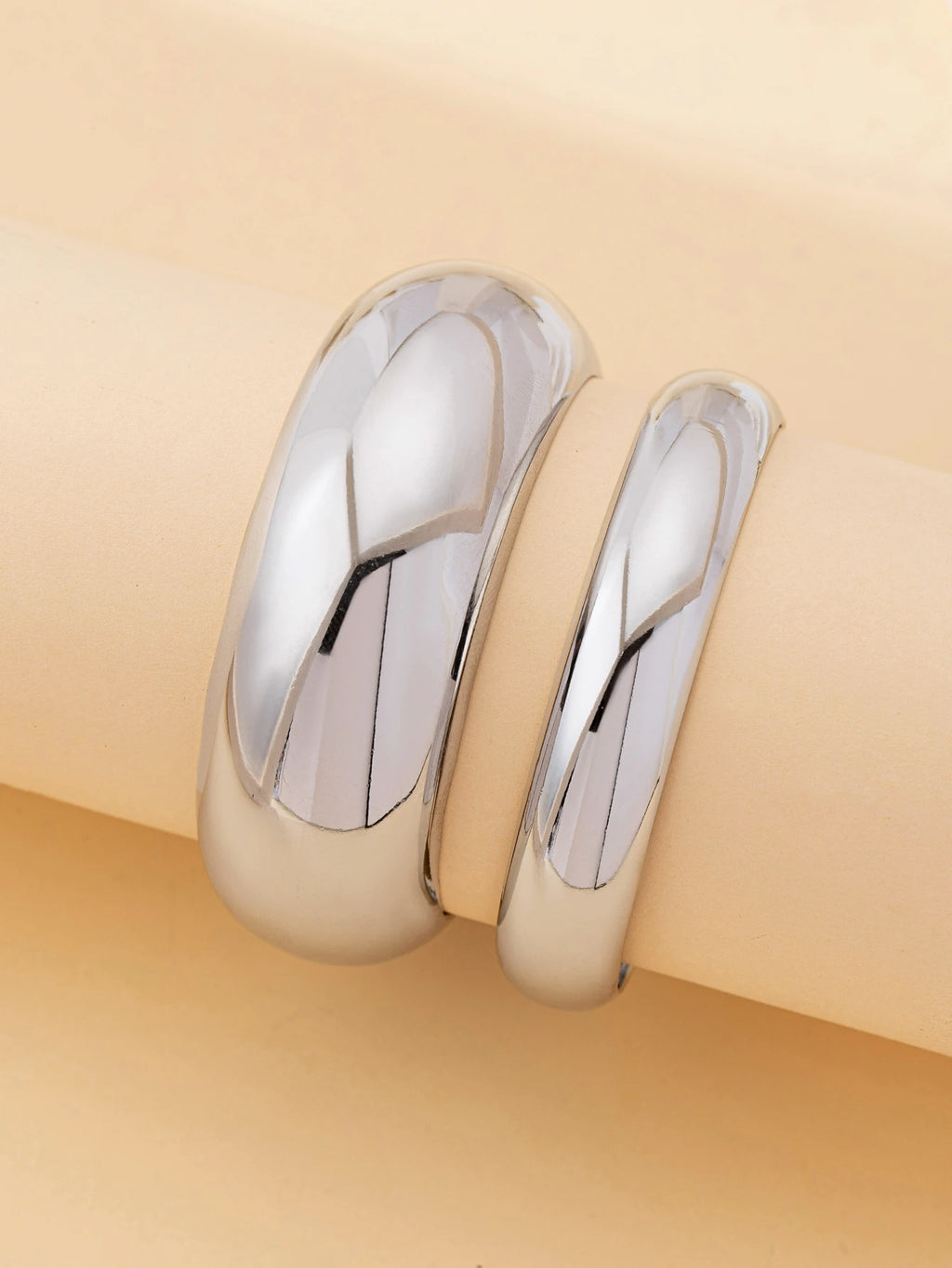 2 Pieces of Women's European and American Style Exaggerated Wide Metal Bracelets, Gold and Silver Two-Tone Shiny Open Bracelets, Versatile and High-End Accessories for a Trendy Look