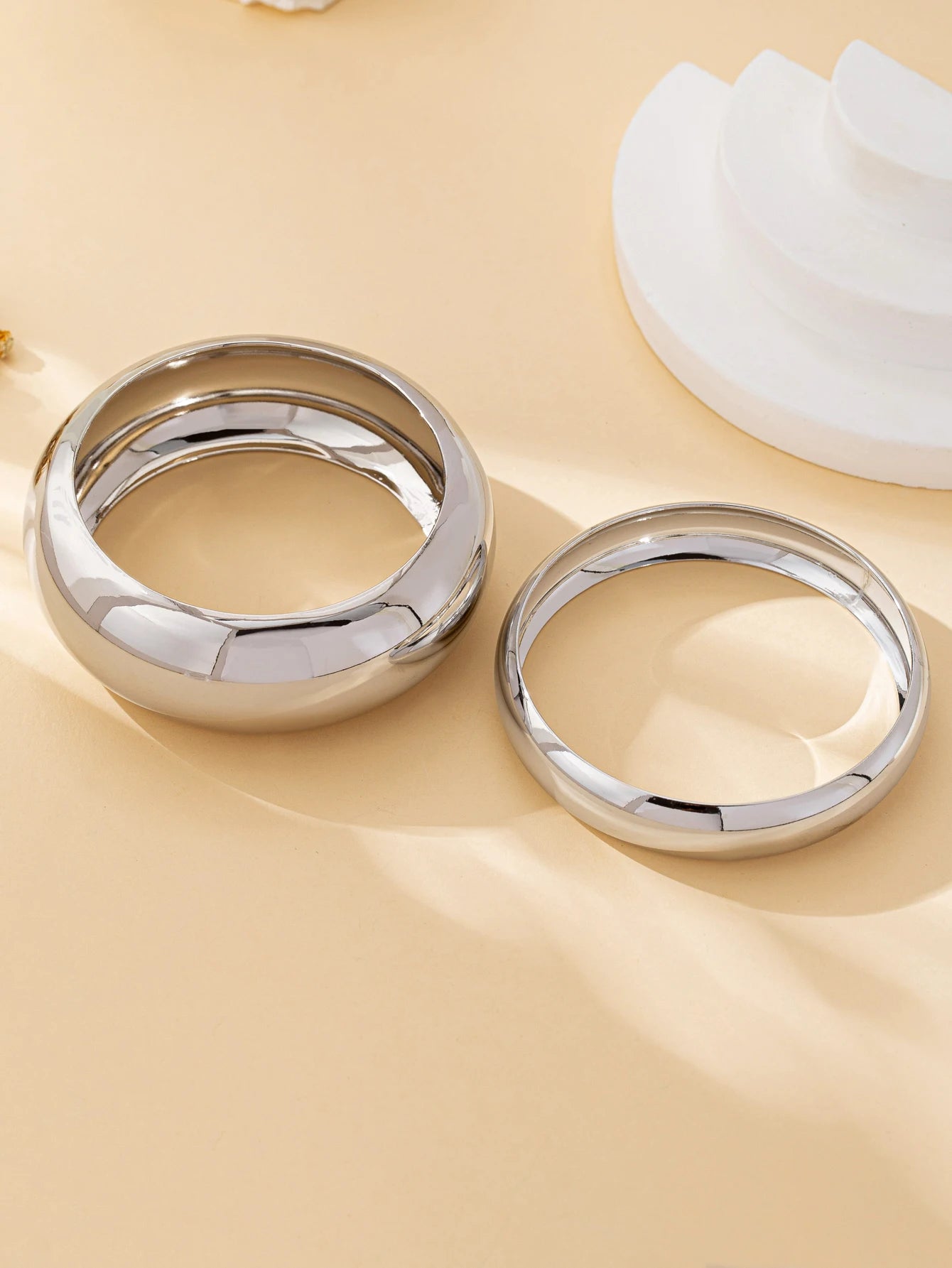 2 Pieces of Women's European and American Style Exaggerated Wide Metal Bracelets, Gold and Silver Two-Tone Shiny Open Bracelets, Versatile and High-End Accessories for a Trendy Look